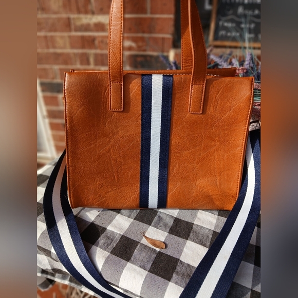 Threaded pear vegan leather bag with accent stripe. Shoulder strap. - Picture 2 of 6